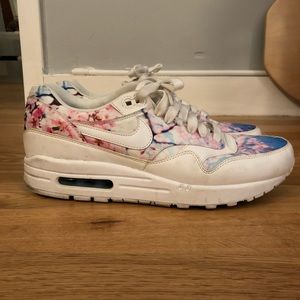 NIke women’s sneakers size 10